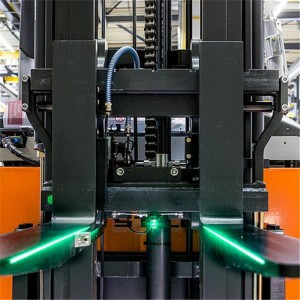 System laserowego układania palet z podnoszoną paletą z zieloną belką